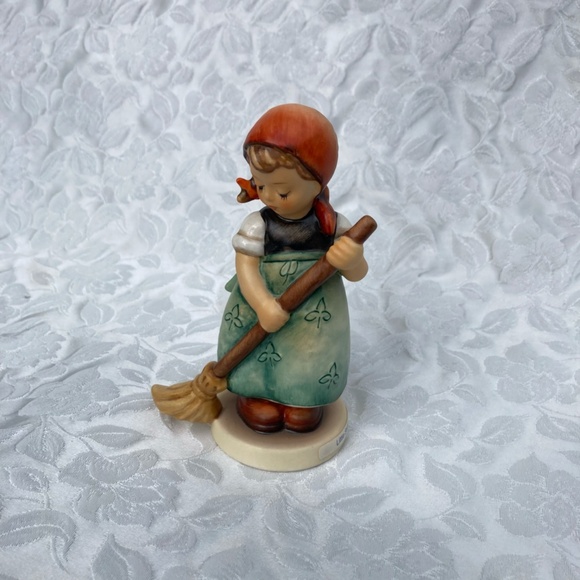 4.75" Hummel Figurine "Little Sweeper" Goebel W Germany 1984 Excellent Condition - Picture 6 of 9